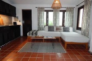 2 bedrooms, iron/ironing board, travel cot, WiFi