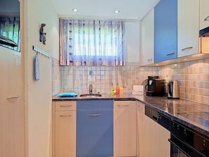 Kühlschrank, Mikrowelle, Ofen, Geschirrspüler