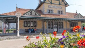 Un bâtiment historique sur lequel on peut lire l’inscription suivante : « De Daan Aanzee ».