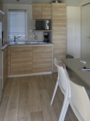 Private kitchen - Location Mobil Home Dans la Drome "bienvenue au 102" (Châteauneuf-de-Galaure)