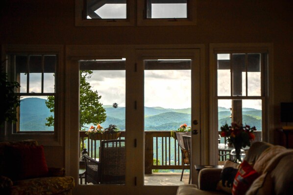 Smart-TV, Kamin, Bücher