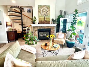 Smart TV, chimenea y libros