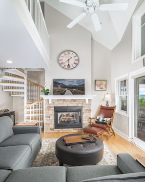 Smart TV, fireplace - Updated Top Floor Condo! (Banner Elk)