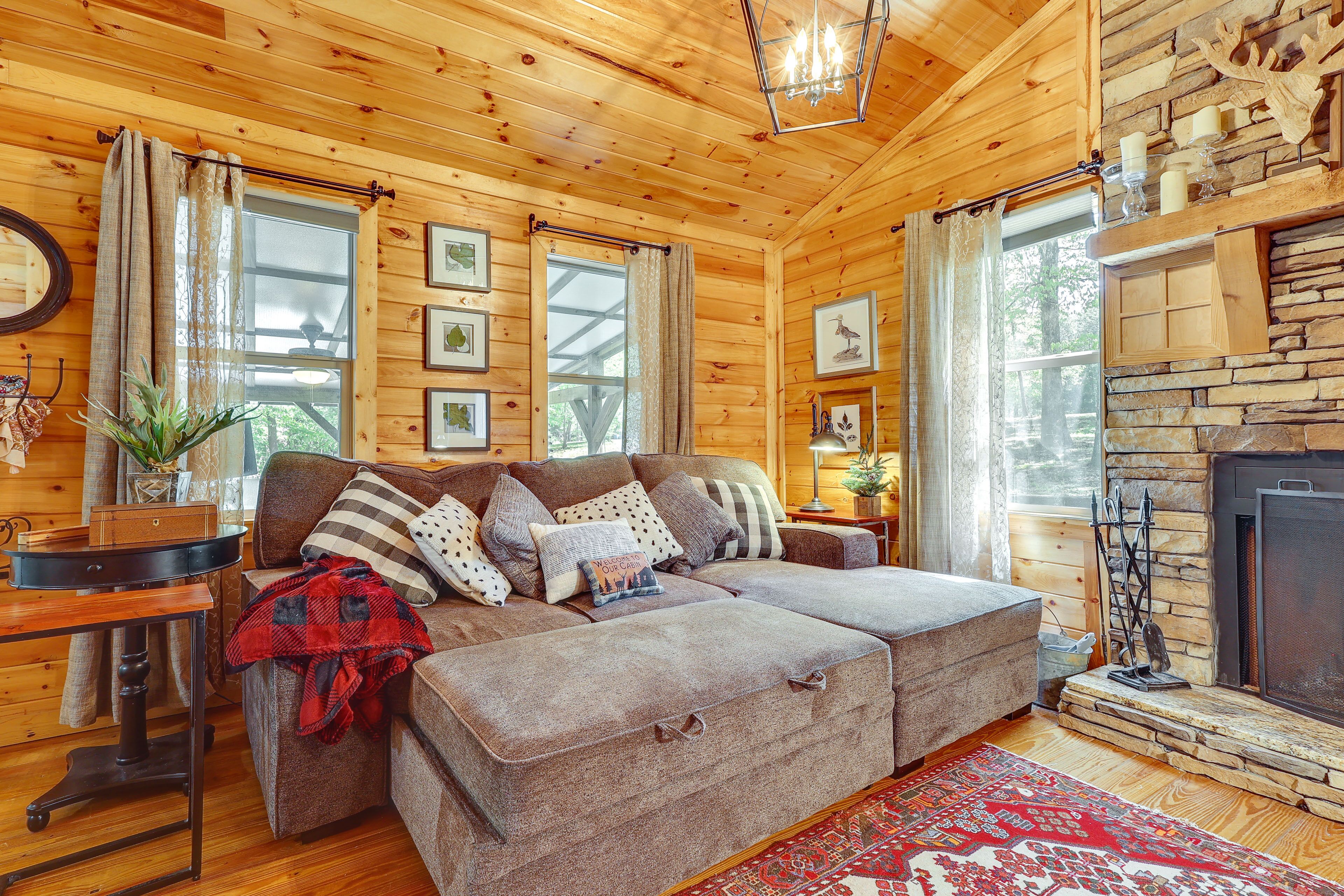 Pet-Friendly Haleyville Cabin Rental w/ Kayaks!