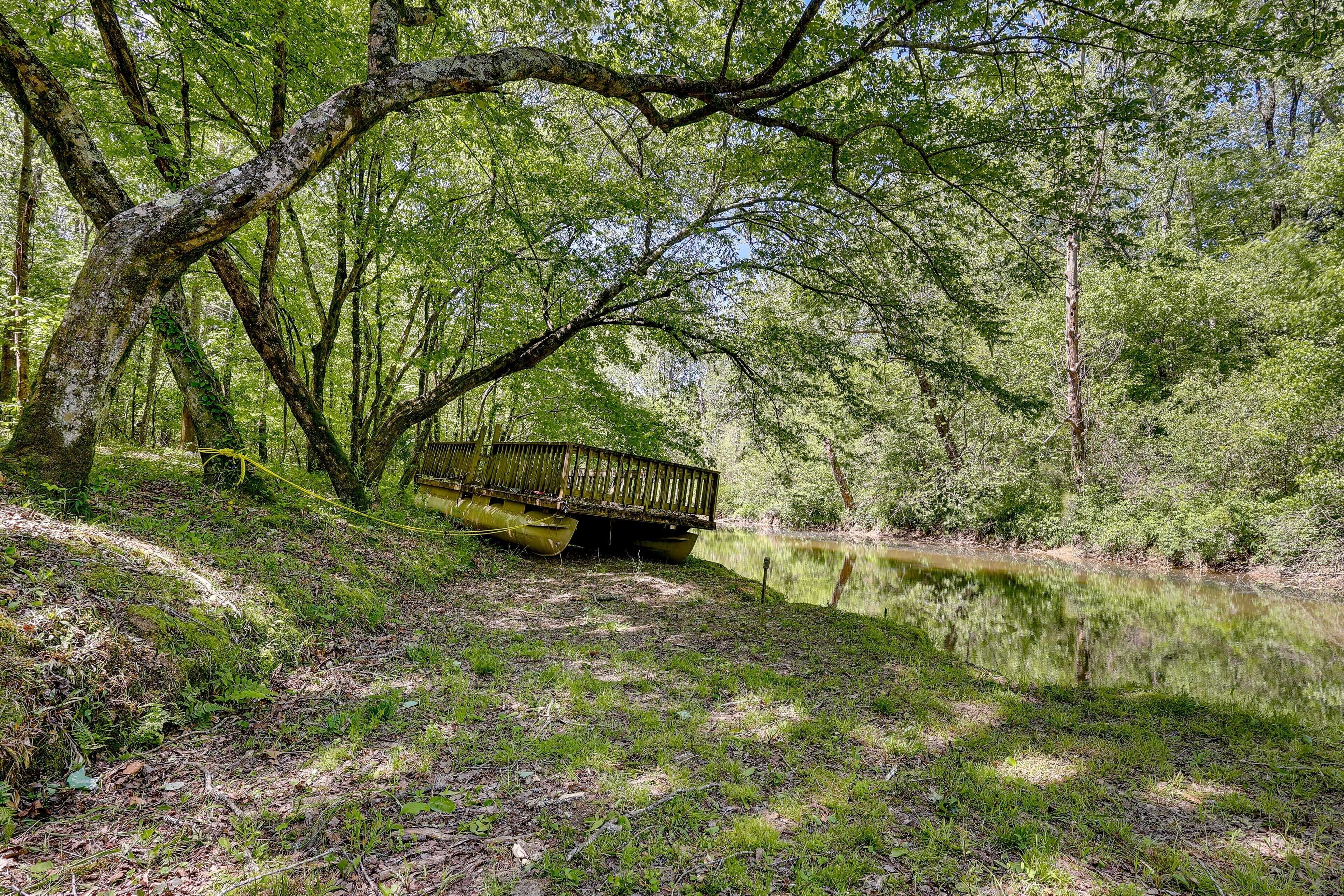Un pont en bois enjambant une rivière paisible, dans une zone boisée.