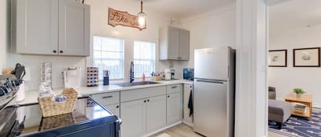 Réfrigérateur, micro-ondes, plaque de cuisson, cafetière/bouilloire