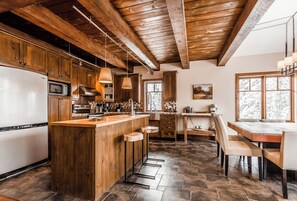 Fridge, microwave, oven, stovetop - Chalet Le Mont-Blanc (Mont-Blanc)