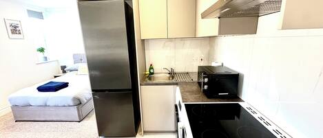 Frigorífico, microondas, horno y placa de cocina