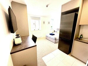 1 dormitorio, escritorio, tabla de planchar con plancha y cuna de viaje