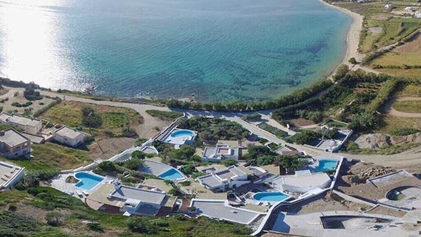 An aerial view of a coastal property with multiple swimming pools, a beach, and residential buildings. - Villa Yellow.
Inviting you to discover it with every moment
Villa Paradise Hotel (Naxos)
