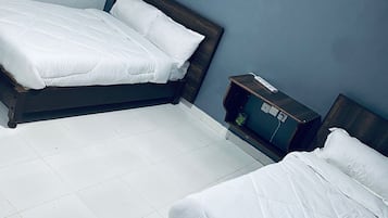 Classic Triple Room | Desk, laptop workspace