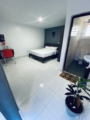 Deluxe-Studiosuite | Schreibtisch, laptopgeeigneter Arbeitsplatz