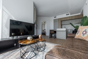 Living area - Elegant Condo With Hot Tub (Montréal)