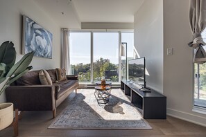 Living area - Elegant Condo With Hot Tub (Montréal)