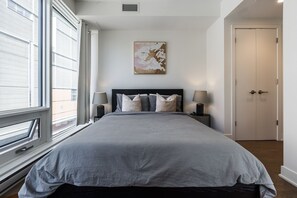 1 bedroom, iron/ironing board, WiFi, bed sheets - Elegant Condo With Hot Tub (Montréal)