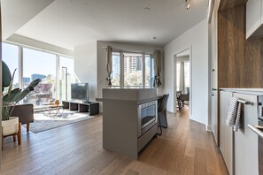 Interior - Elegant Condo With Hot Tub (Montréal)