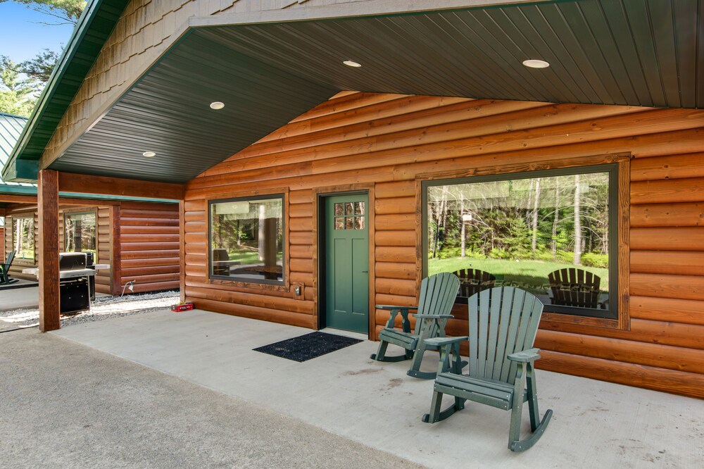 Inviting dog-friendly cabin with fireplace, patio, grill, central AC, & W/D