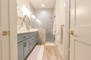 Shower, towels, toilet paper - Luxury Beach House/Resort-Style Pool/2 Kings (Galveston)