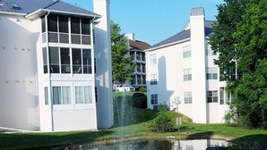 A residential area with a pond and houses. - Celebrate Branson (Branson)