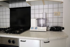 Réfrigérateur, four, plaque de cuisson, cafetiÚre/bouilloire