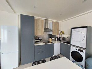 Fridge, microwave, stovetop, dishwasher