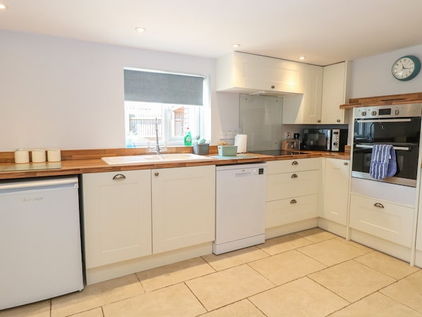 Fridge, dishwasher, cookware/dishes/utensils
