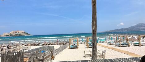 Una spiaggia nelle vicinanze