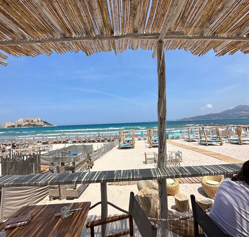 Mira appartement climatisé, vue mer, centre de Calvi, proche port et plage