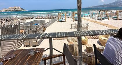 Mira appartement climatisé, vue mer, centre de Calvi, proche port et plage