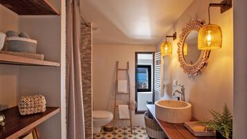 Shower, free toiletries, hair dryer, towels