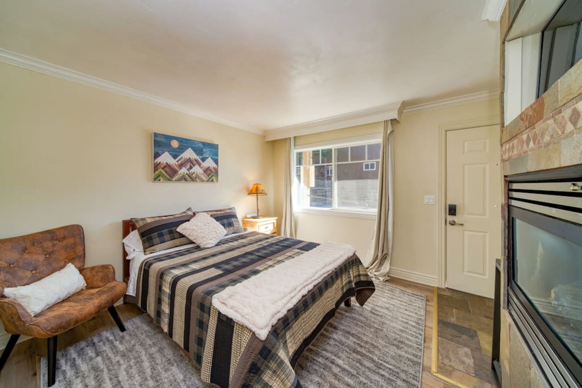 Tahoe Unit 3 · Steps to Heavenly - Full Kitchen w/ Balcony, & Free Parking