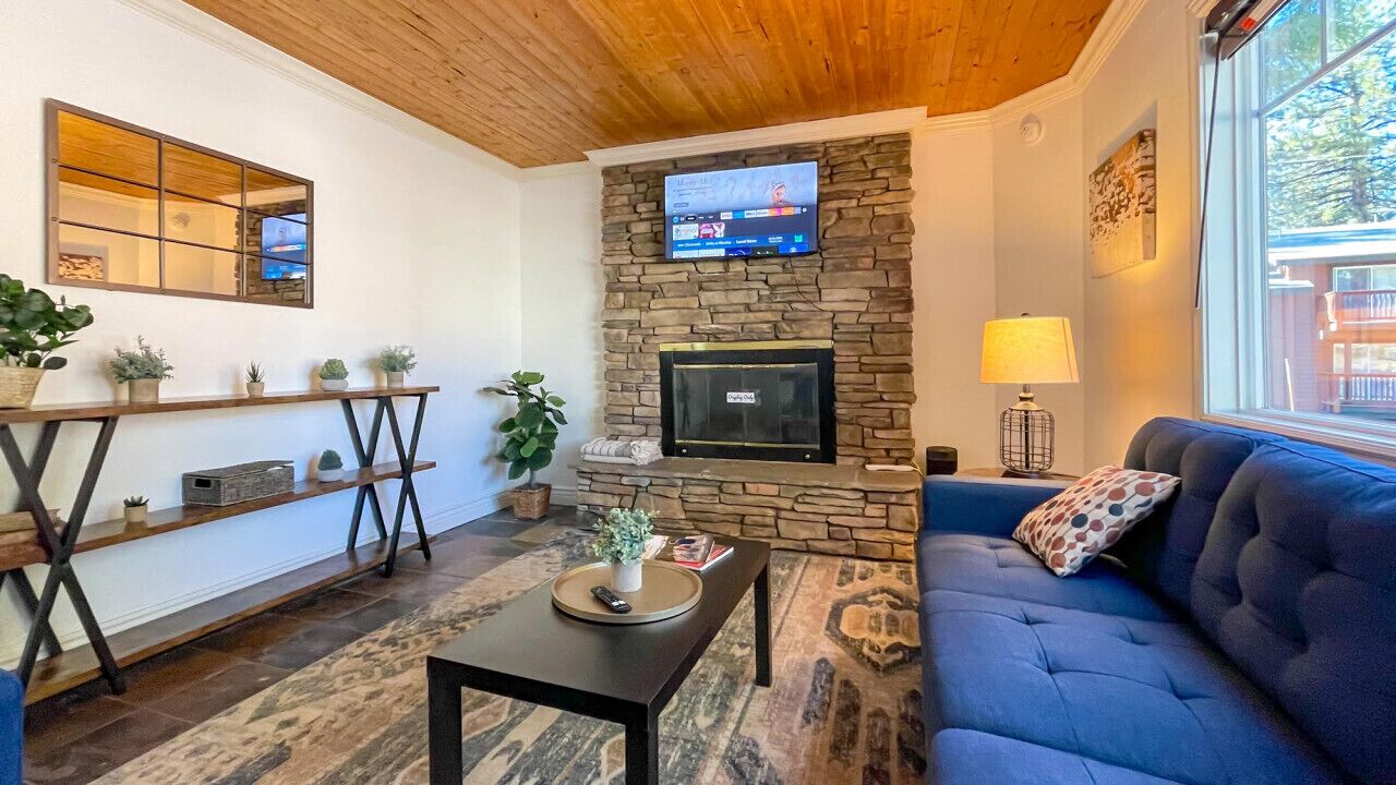 MML Unit 1 · Cozy Lodge | Fire Place, Free Parking-Walk to All!