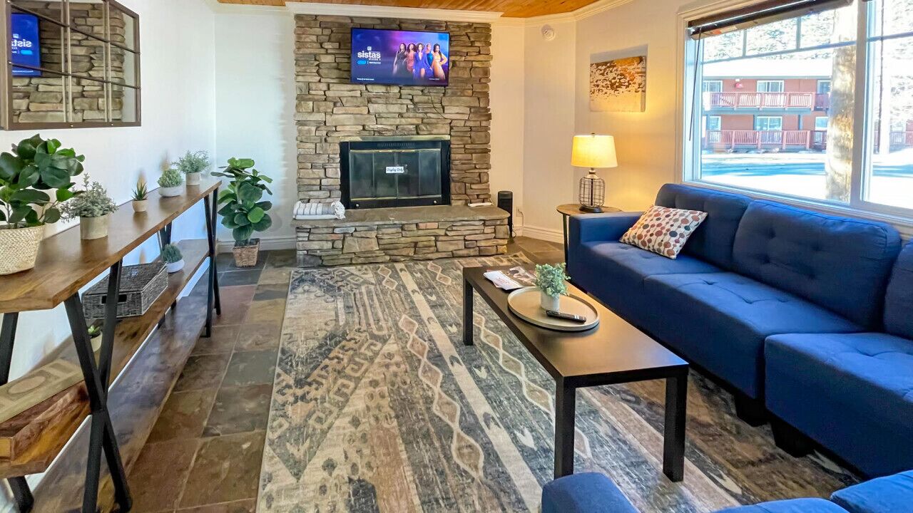 MML Unit 1 · Cozy Lodge | Fire Place, Free Parking-Walk to All!