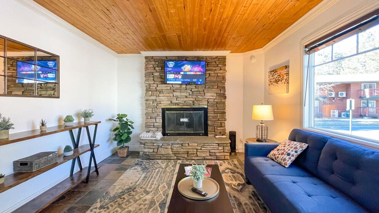 MML Unit 1 · Cozy Lodge | Fire Place, Free Parking-Walk to All!