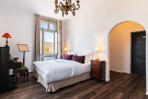 Decoración personalizada, muebles diferentes, escritorio y wifi gratis 