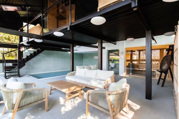 Innenpool, LiegestĂŒhle