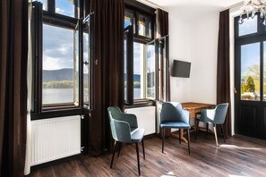 Deluxe-Zimmer | Individuell dekoriert, individuell eingerichtet, Schreibtisch