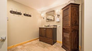 House (5 Bedrooms) | Property amenity