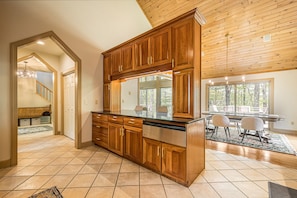 Casa, varias camas, chimenea | Cocina privada | Refrigerador, microondas, horno y parrilla de estufa