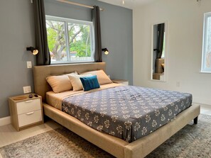 5 bedrooms, iron/ironing board, free WiFi, bed sheets - Centrally located 5 bedroom house with parking (Miami)
