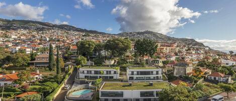 Vista frontal de la propiedad