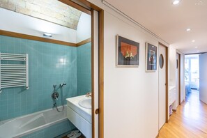 Duschwanne, Haartrockner, Bidet, Handtücher