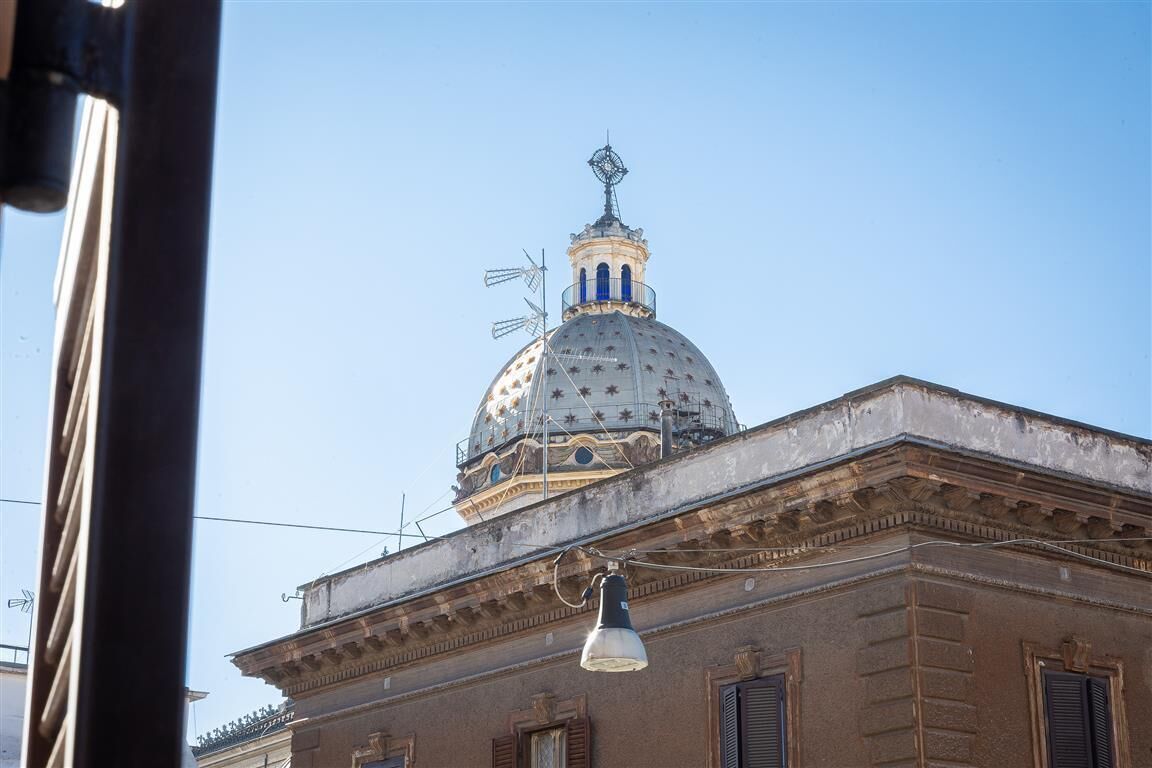 Un bâtiment doté d’un dôme et d’un clocher, présentant une architecture de style classique.