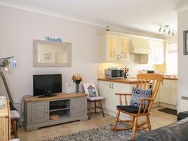 Refrigerador, tetera/pava eléctrica, tostadora, utensilios de cocina