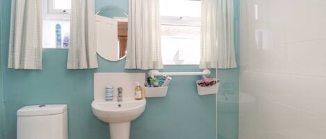A bathroom with a toilet, sink, and bathtub.