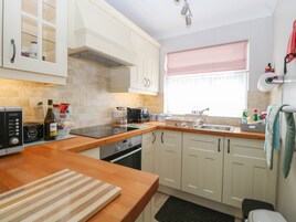 Refrigerador, tetera/pava eléctrica, tostadora, utensilios de cocina