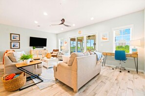 Smart TV, video games, table football, offices - 3-bedroom beach home with pools, golf, and dining (Pensacola)