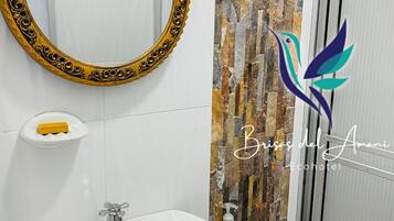 Standard Double Room, 1 Double Bed, Lake View | Bathroom | Free toiletries