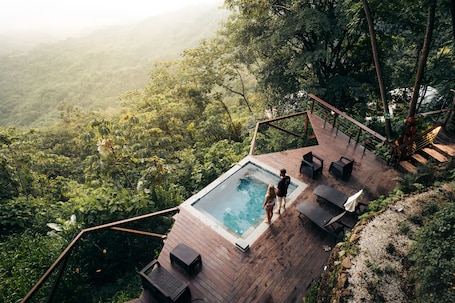 Bañera de hidromasaje exterior. Trekker Glamping