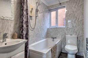 Maison, plusieurs lits | Salle de bain | Ensemble douche/baignoire, baignoire relaxante profonde